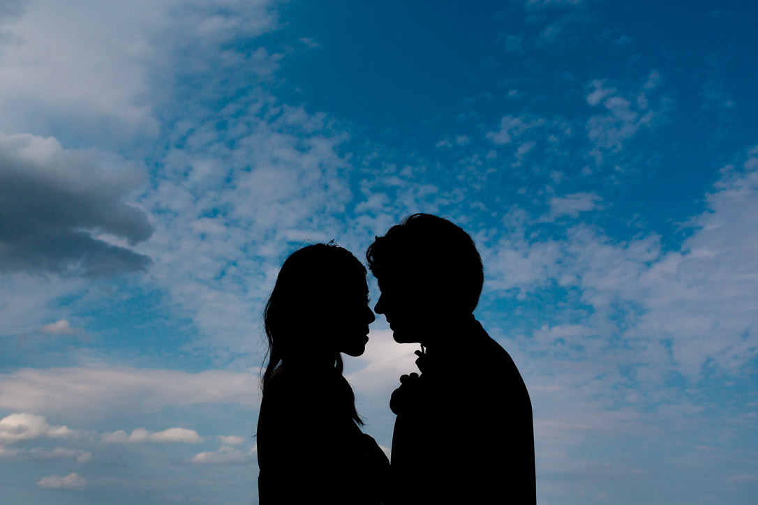 Brautpaar Silhouette vor dem Himmel