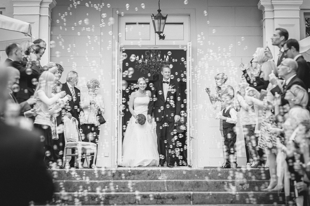 Hochzeitsfoto mit millionen von Seifenblasen