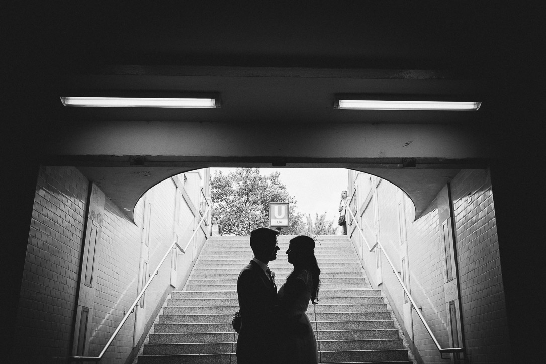 Hochzeitsbilder im U-Bahnhof- Schwarz Weiss Silhouette