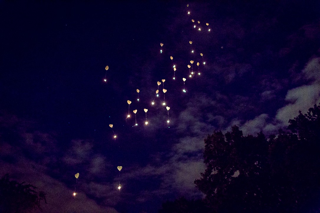 Leuchtende Ballons steigen lassen