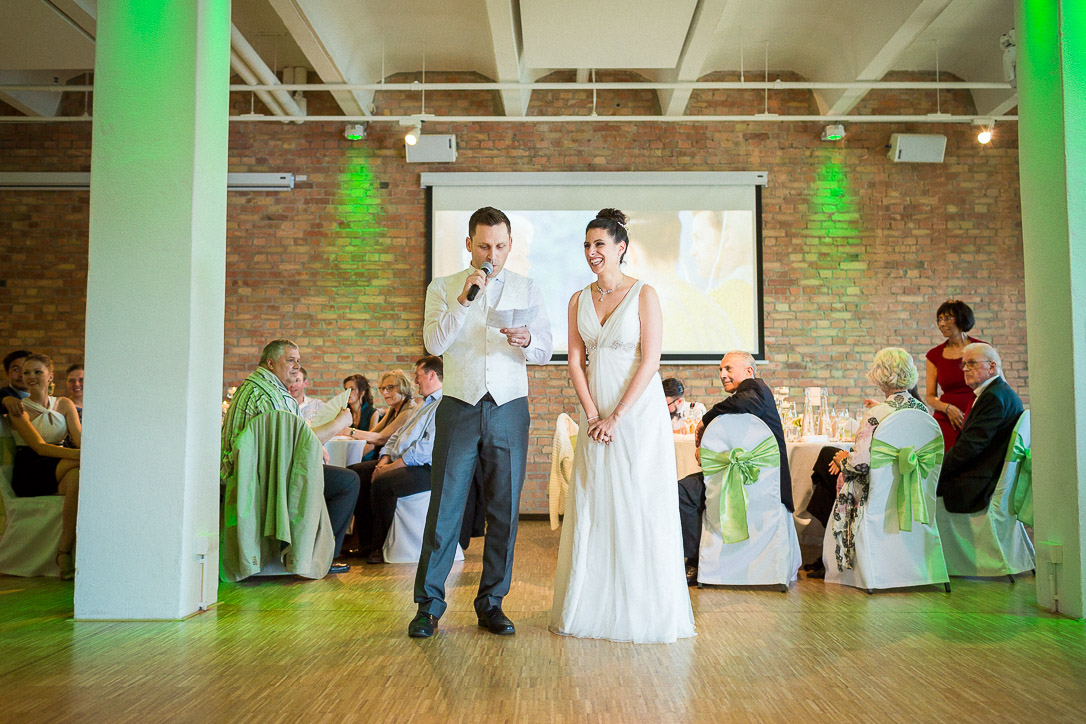 Brautpaar hält Rede bei der Hochzeit