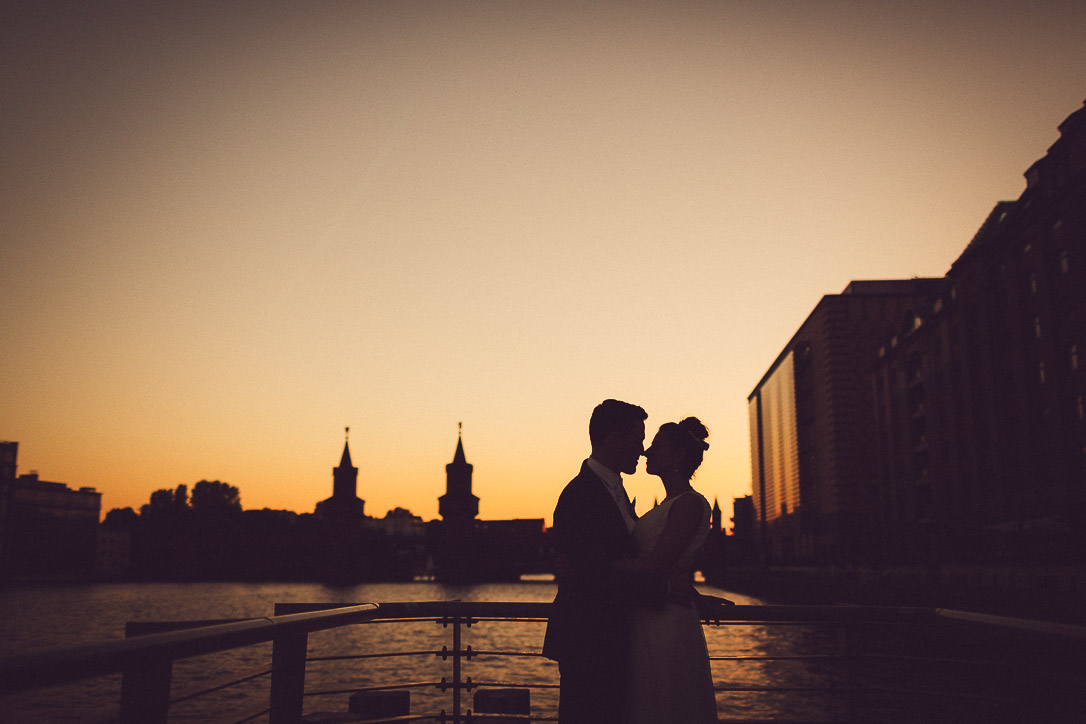 Silhouette des Brautpaares in Berlin