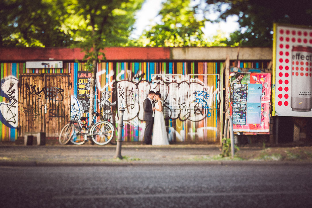 Bunte, urbane Hochzeitsbilder in Berlin Kreuzberg