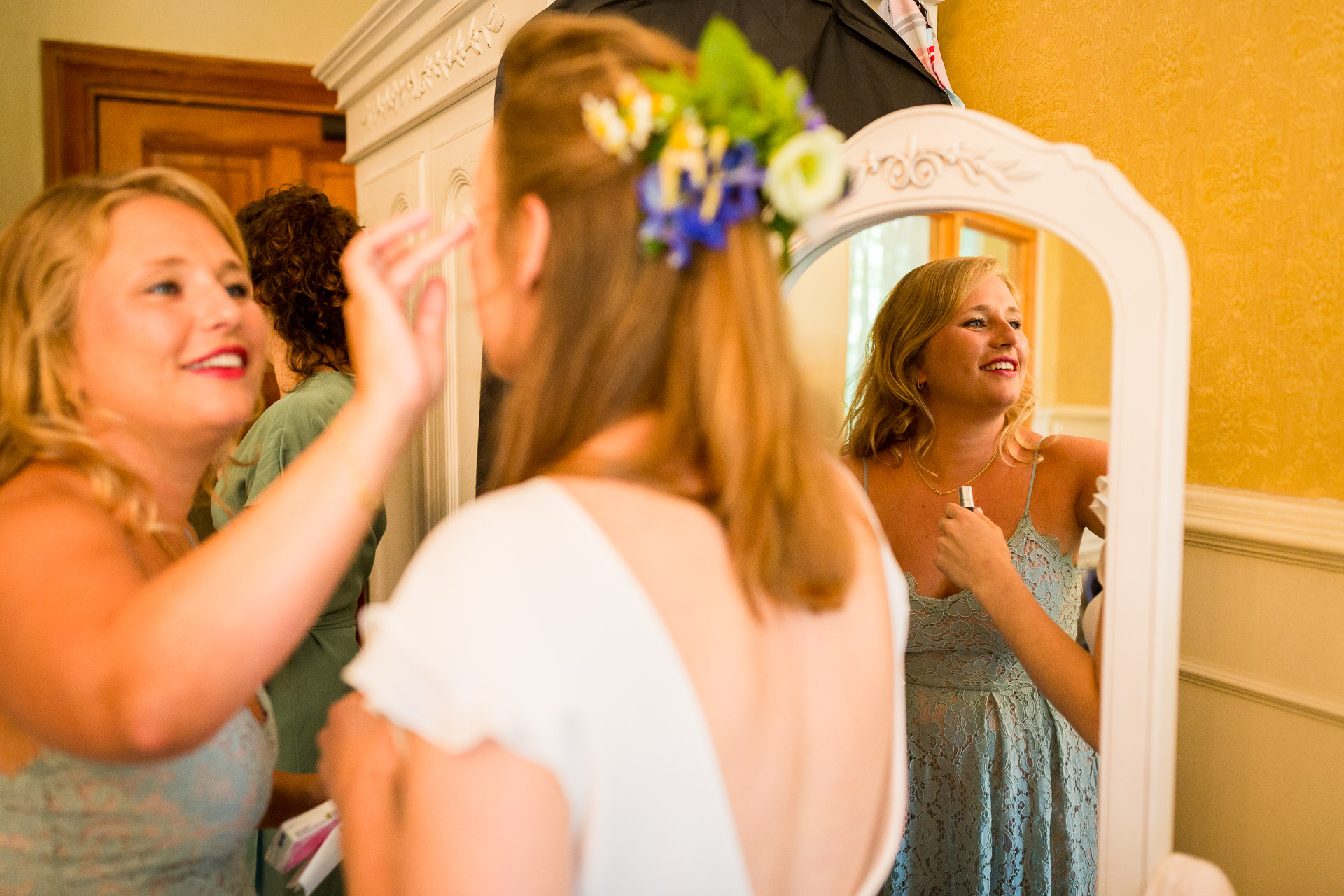 Trauzeugin schminkt Braut