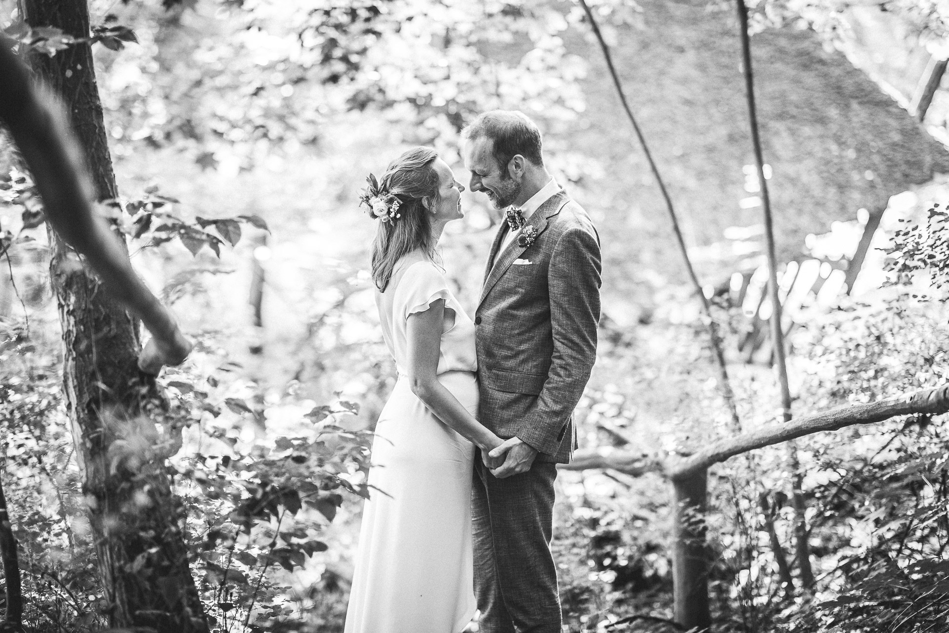 Hochzeitsfotos im Wald am See