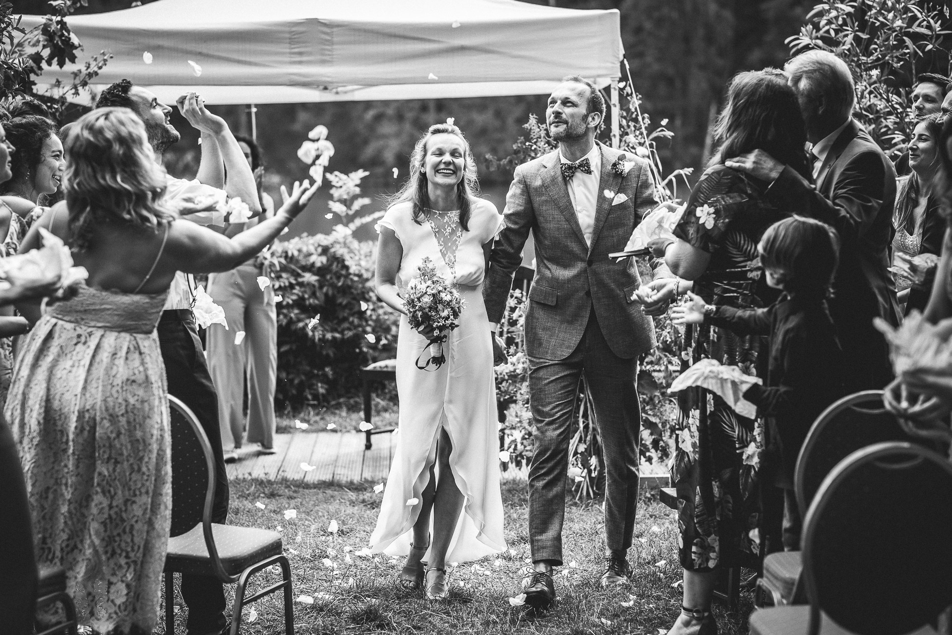 Nach der Trauung - Brautpaar im Blütenregen