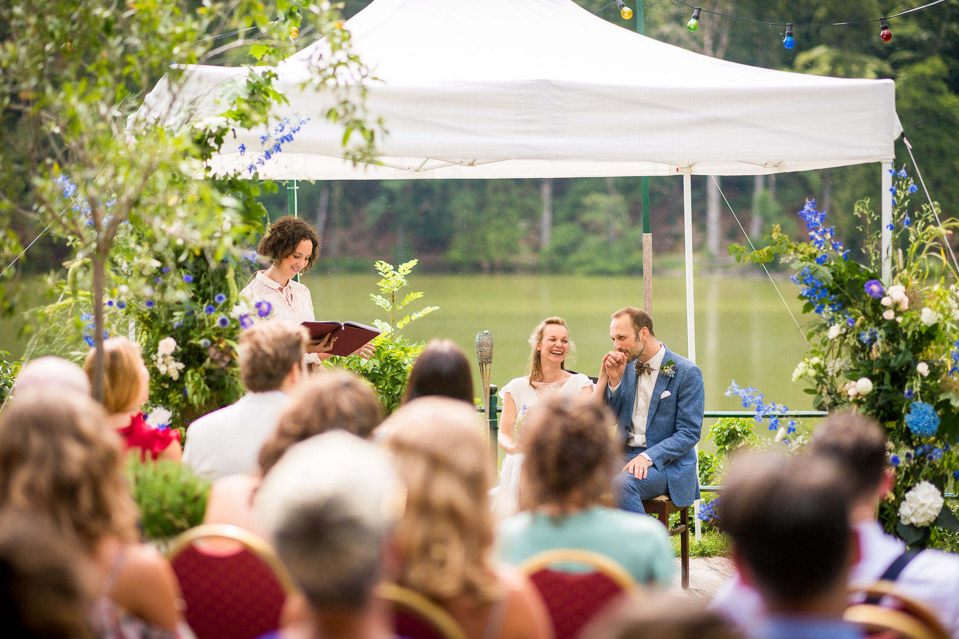 Trauung - emotionale Geste des Bräutigams
