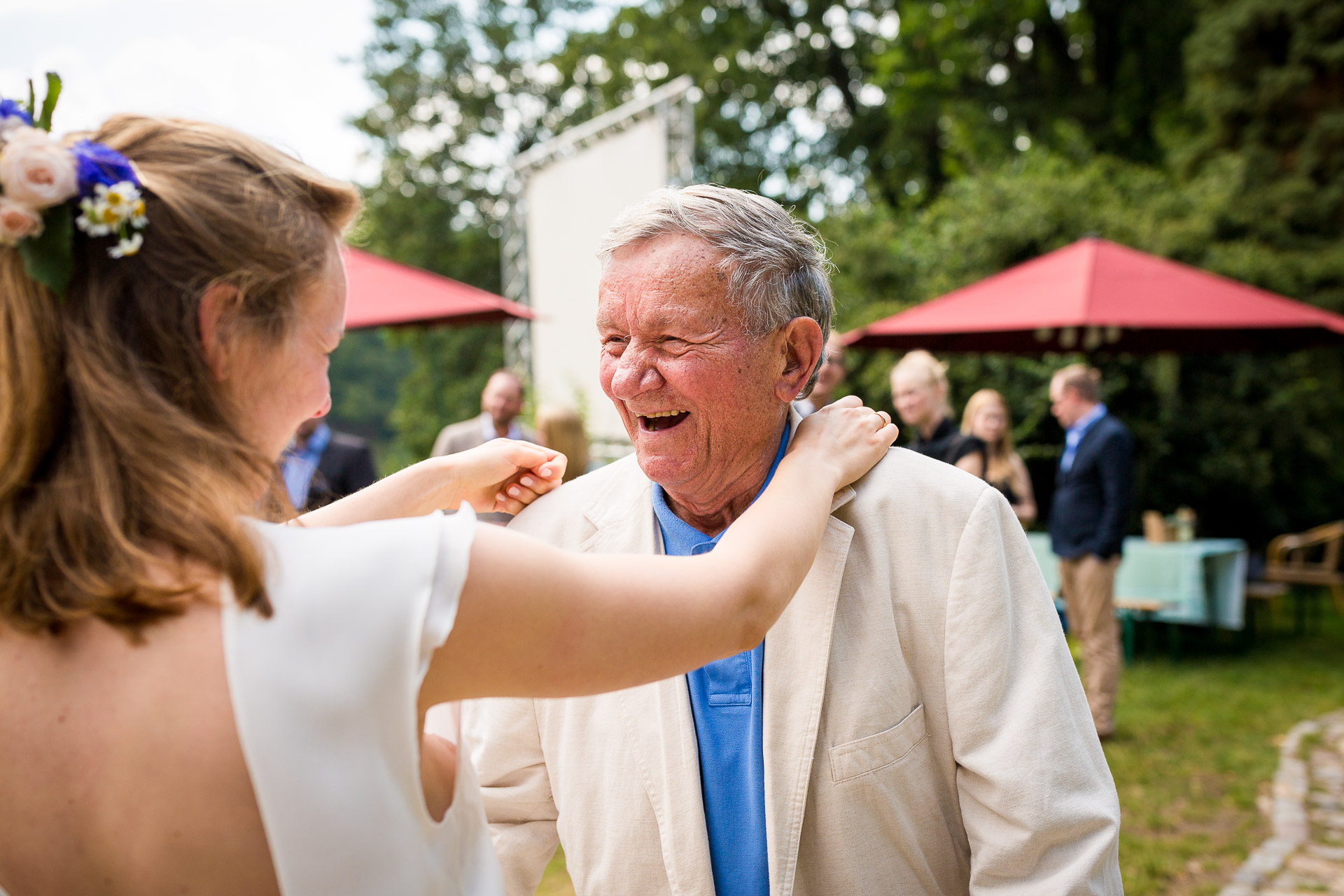 Freude des Großvaters zur Hochzeit