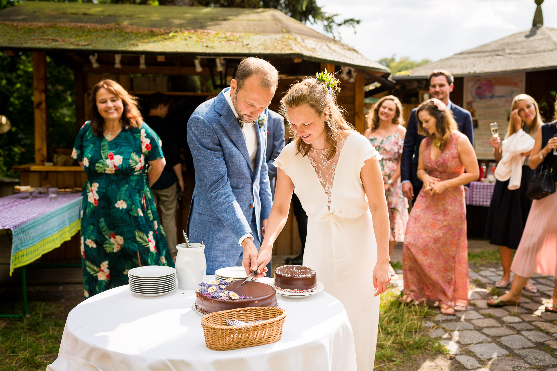 Torte anschneiden zur Hochzeit