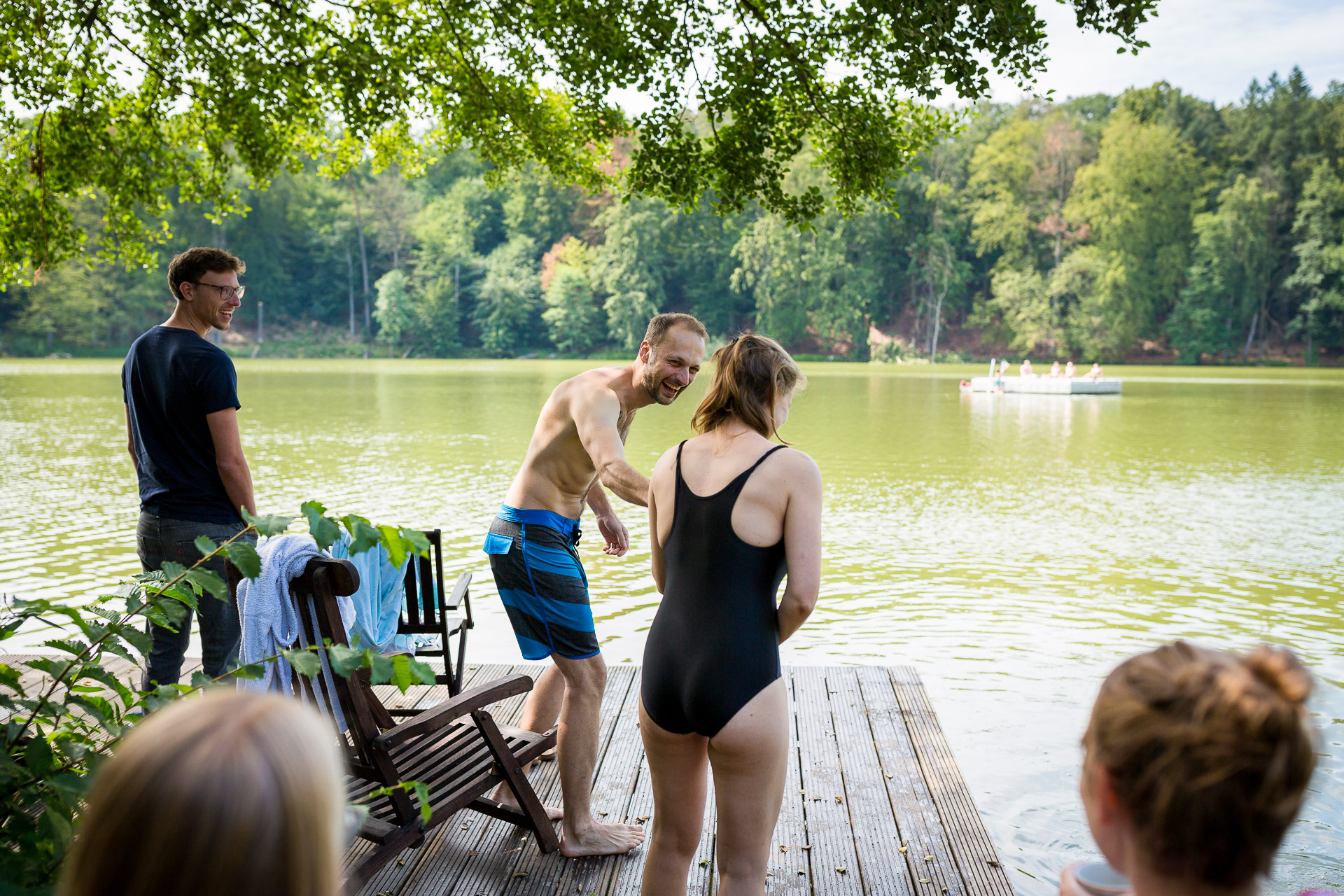 Hochzeit am Tornowsee - Brautpaar am Wasser