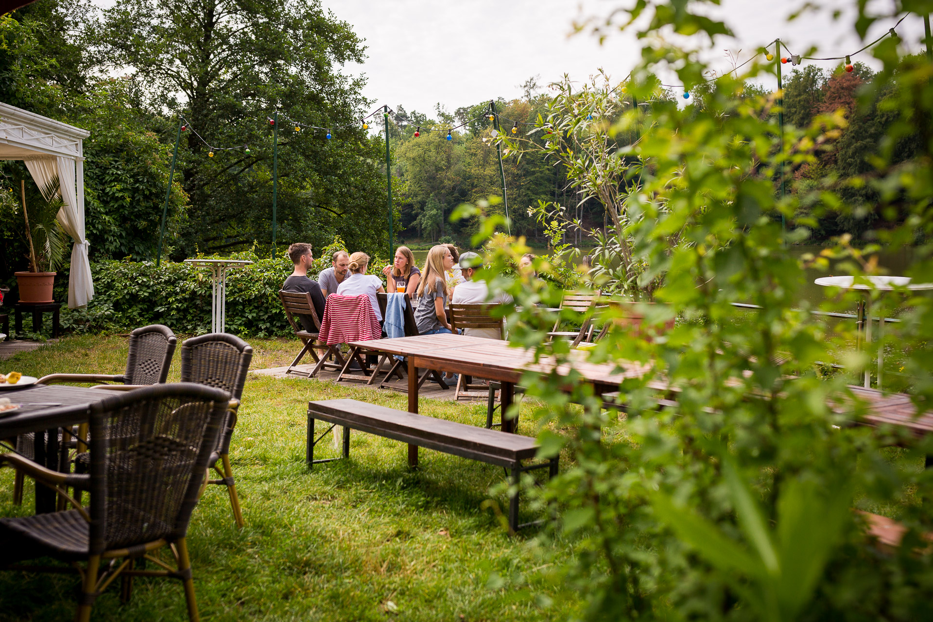 Hochzeitsgäste auf einem Hochzeitsfest am See