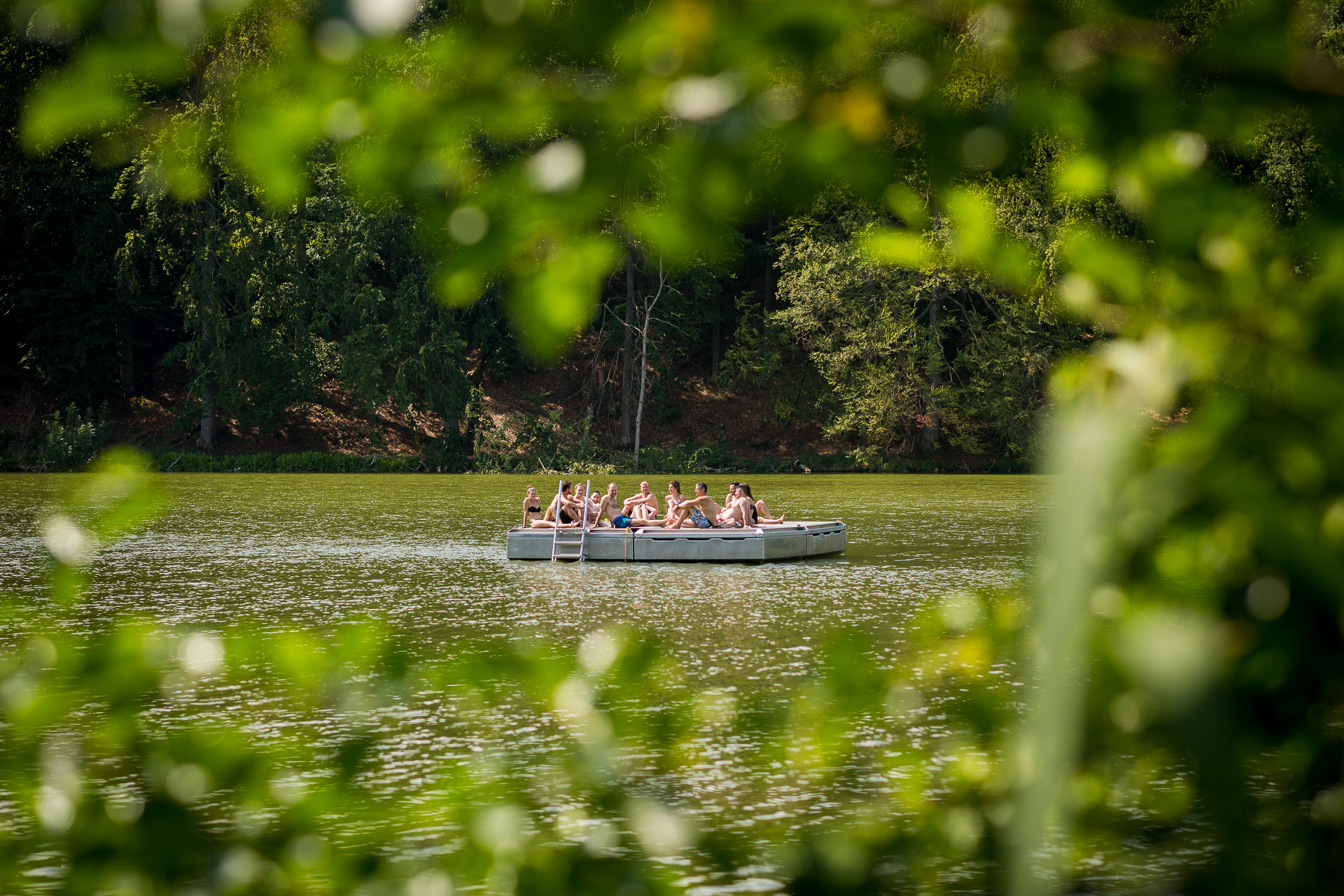 Hochzeitsfest am See - Gäste und Brautpaar auf dem Wasser