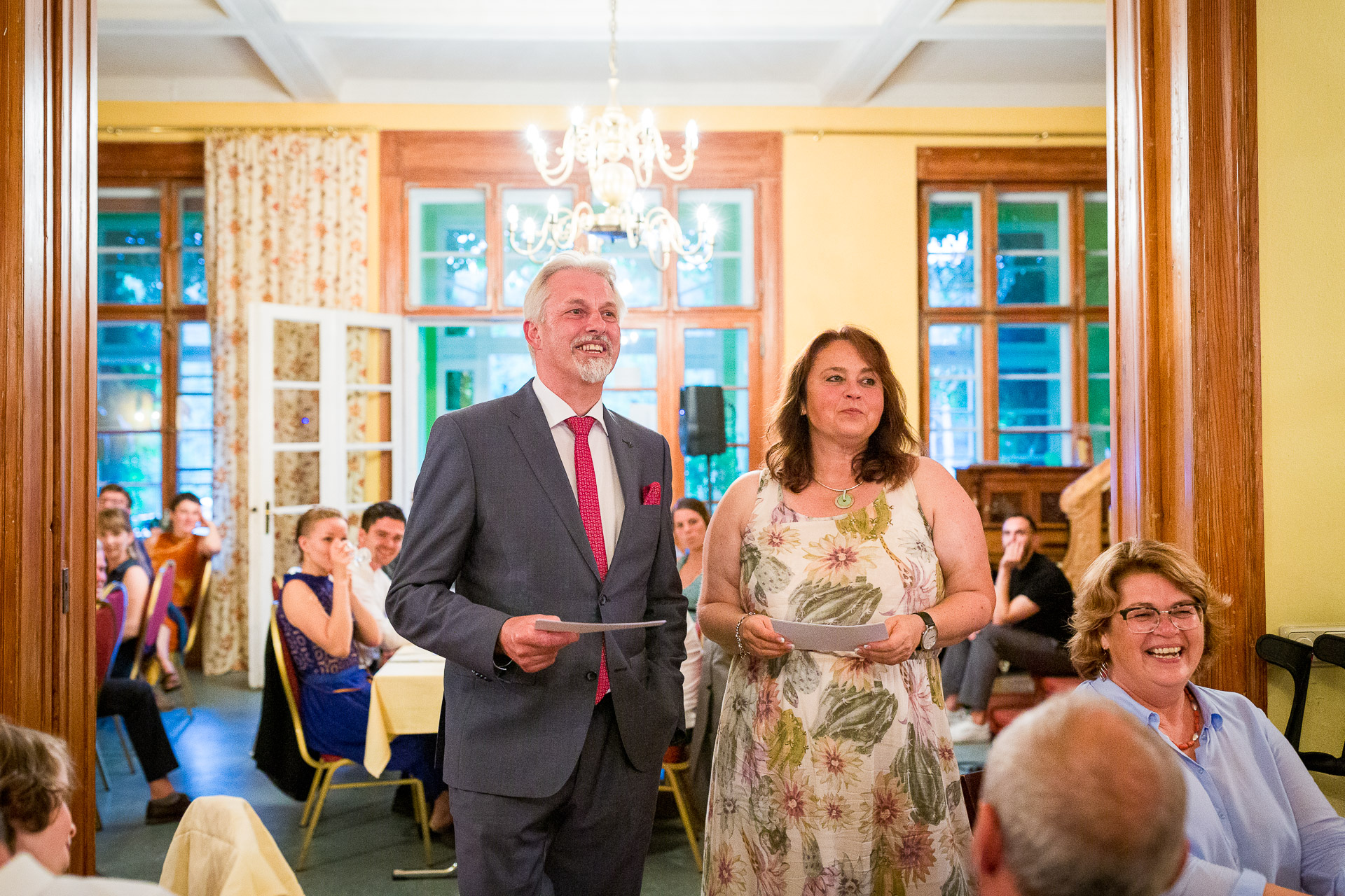 Eltern halten Rede zur Hochzeit