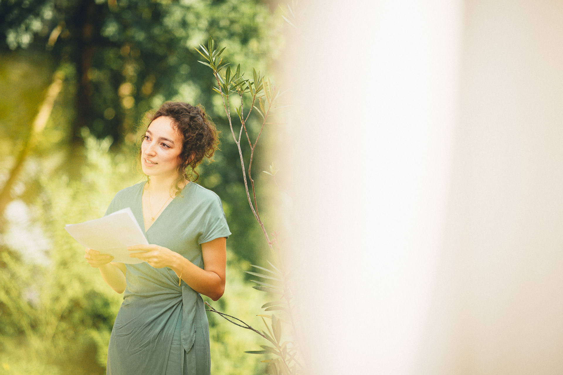 Trauzeugin hält emotionale Rede zur Hochzeit