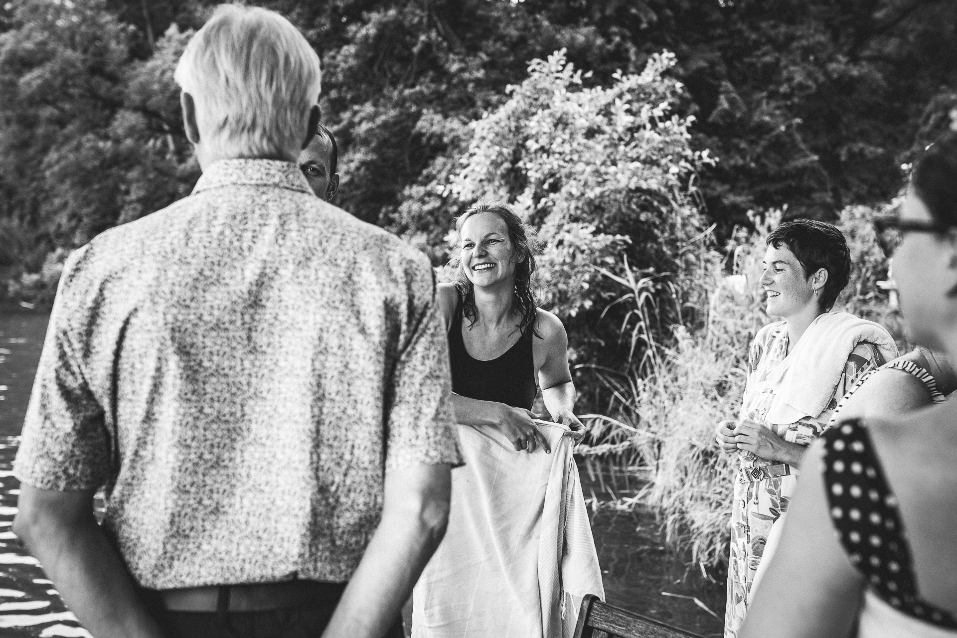 Strahlende Braut am See