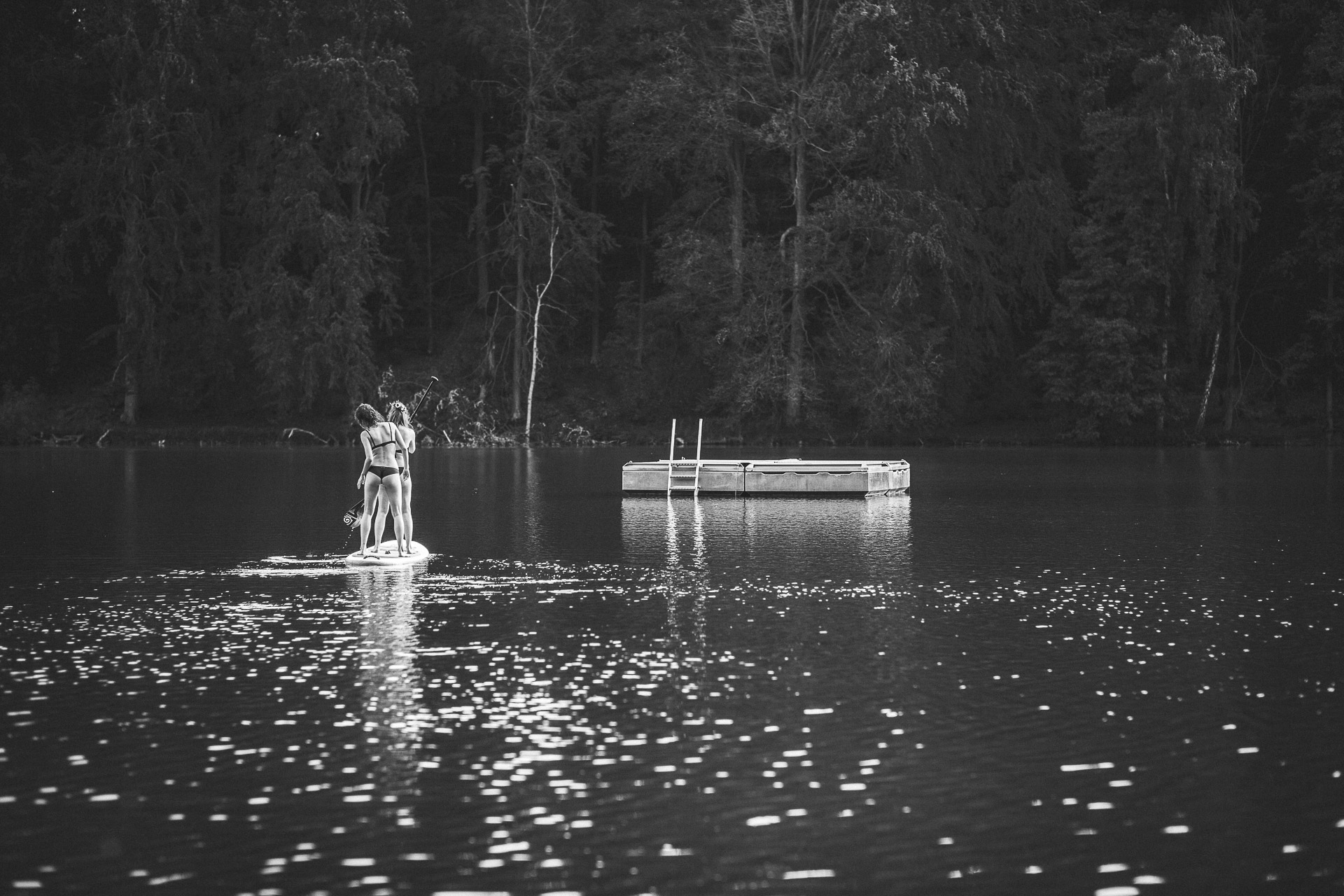 Braut mit Trauzeugin auf dem Board am Tornowsee
