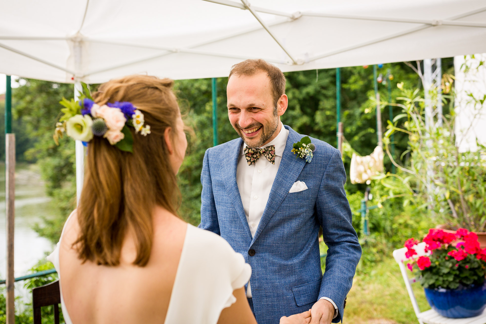 Strahlender Bräutigam während det Trauung