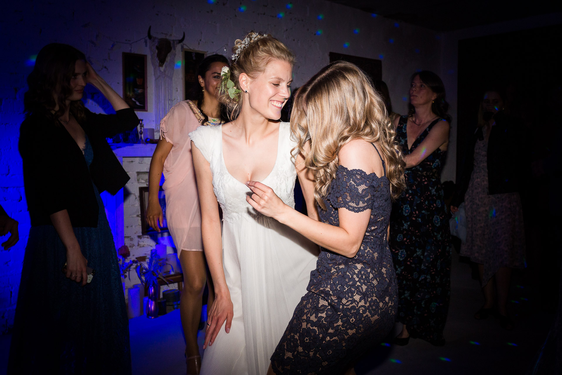 Wilde Hochzeits-Party. Fotoreportage bei der Hochzeitsfeier.