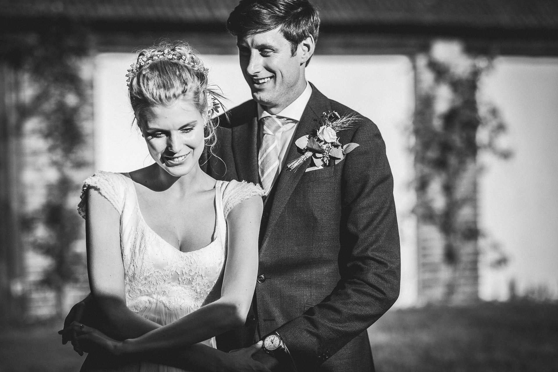 Intimer Augenblick des Paares - echte Hochzeitsreportage