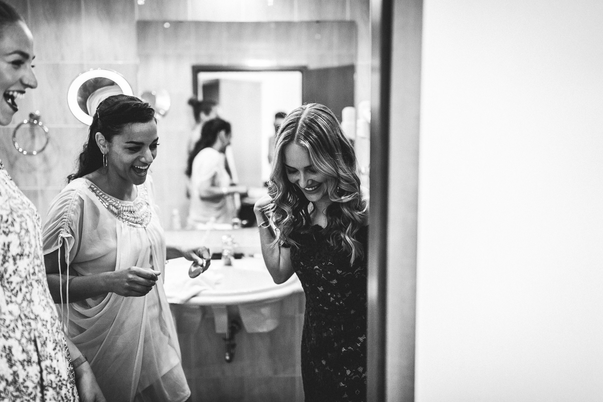 Freude strahlende Trauzeuginnen bei der Hochzeit.