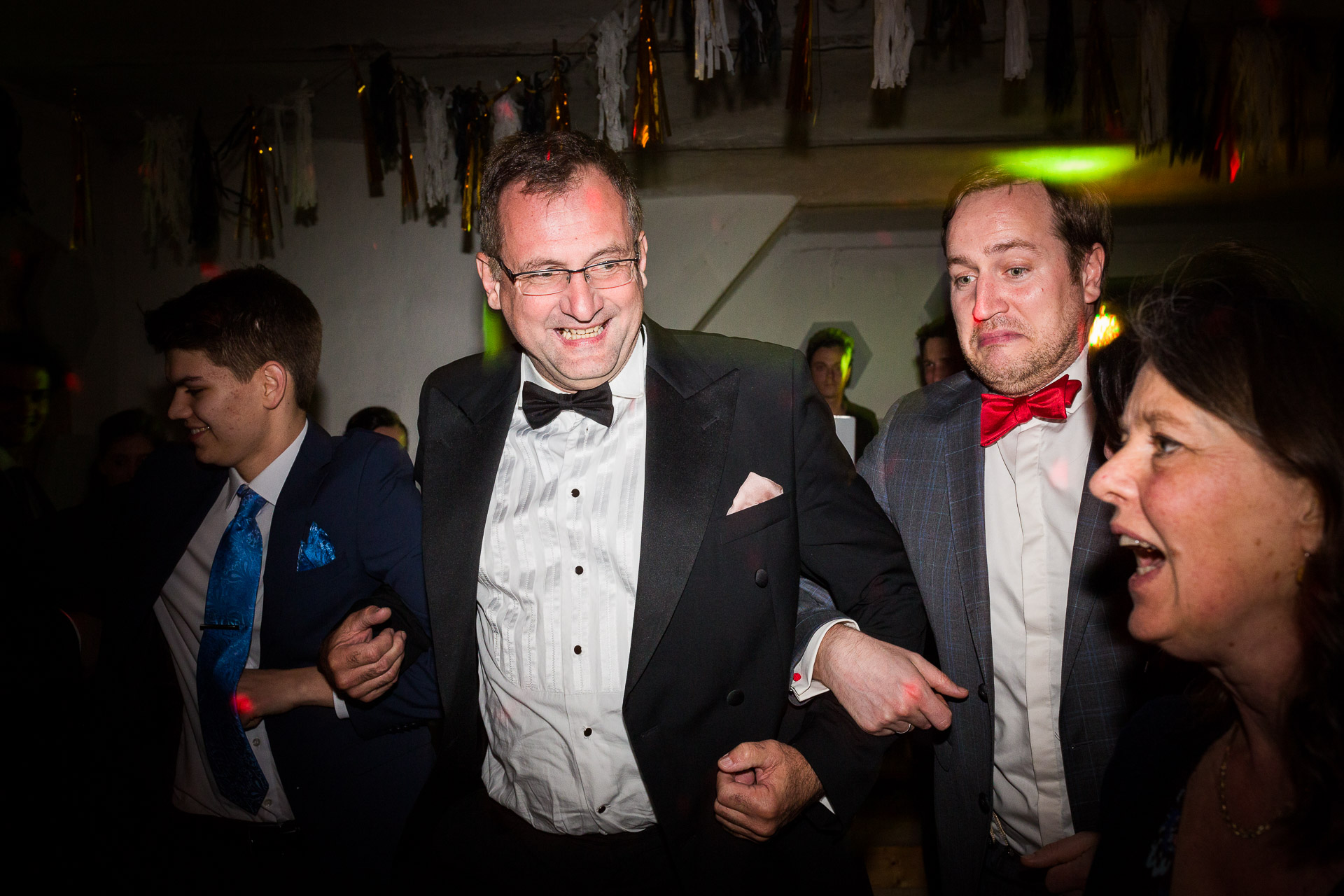 Familie hat Spaß auf der Scheunenhochzeit