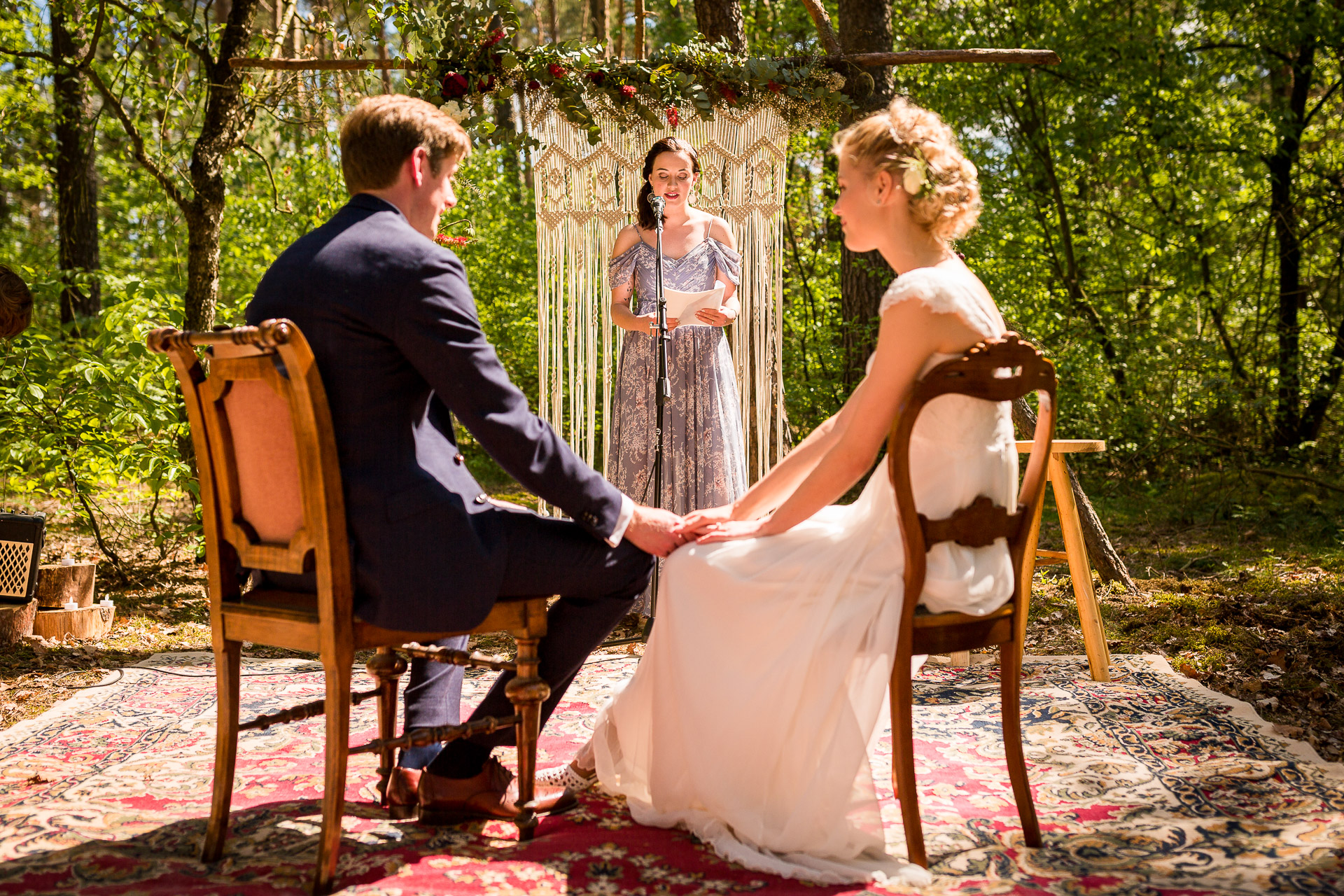 Freie Trauung auf einer Hochzeit im Wald