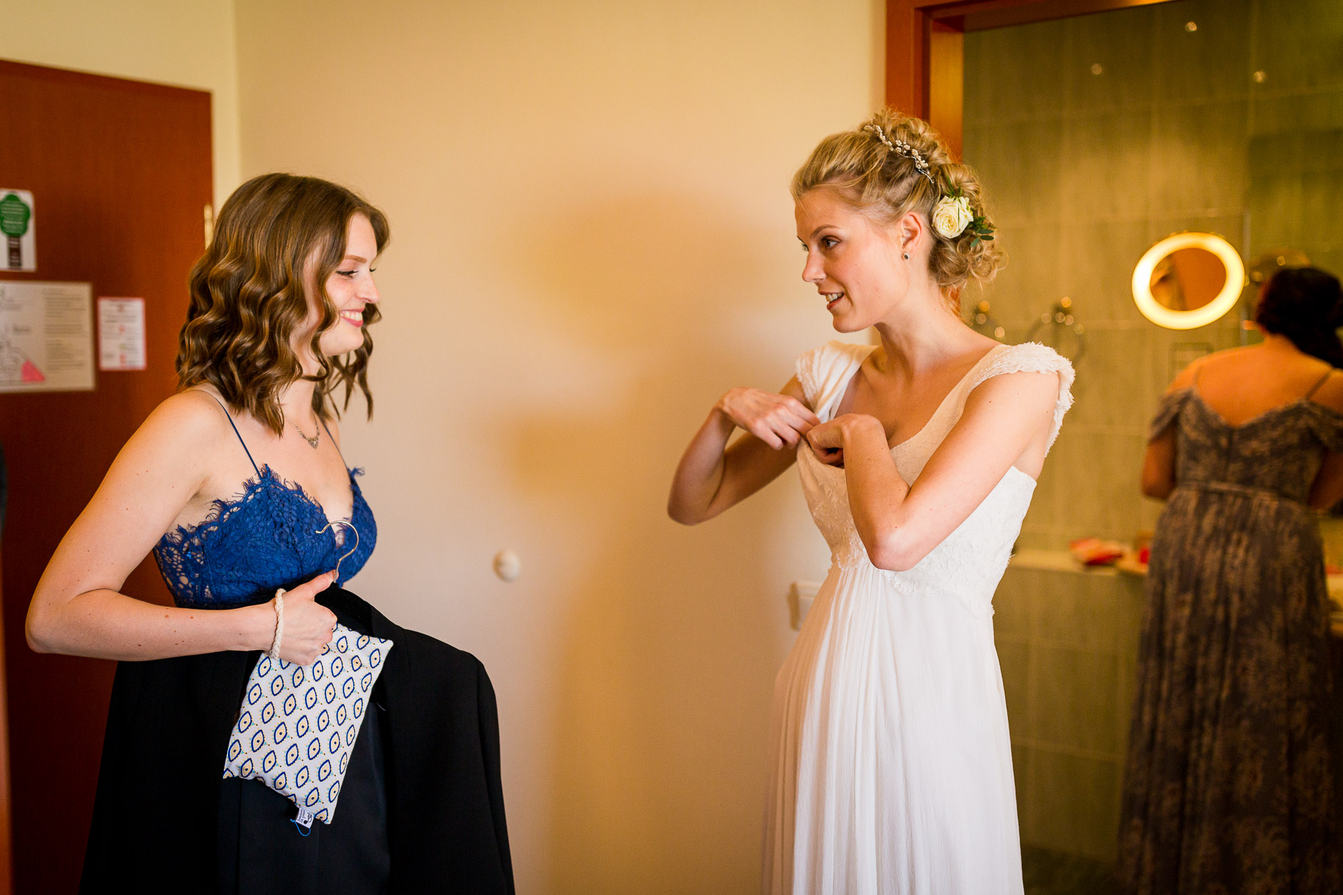 Hochzeitsrede im BH versteckt.