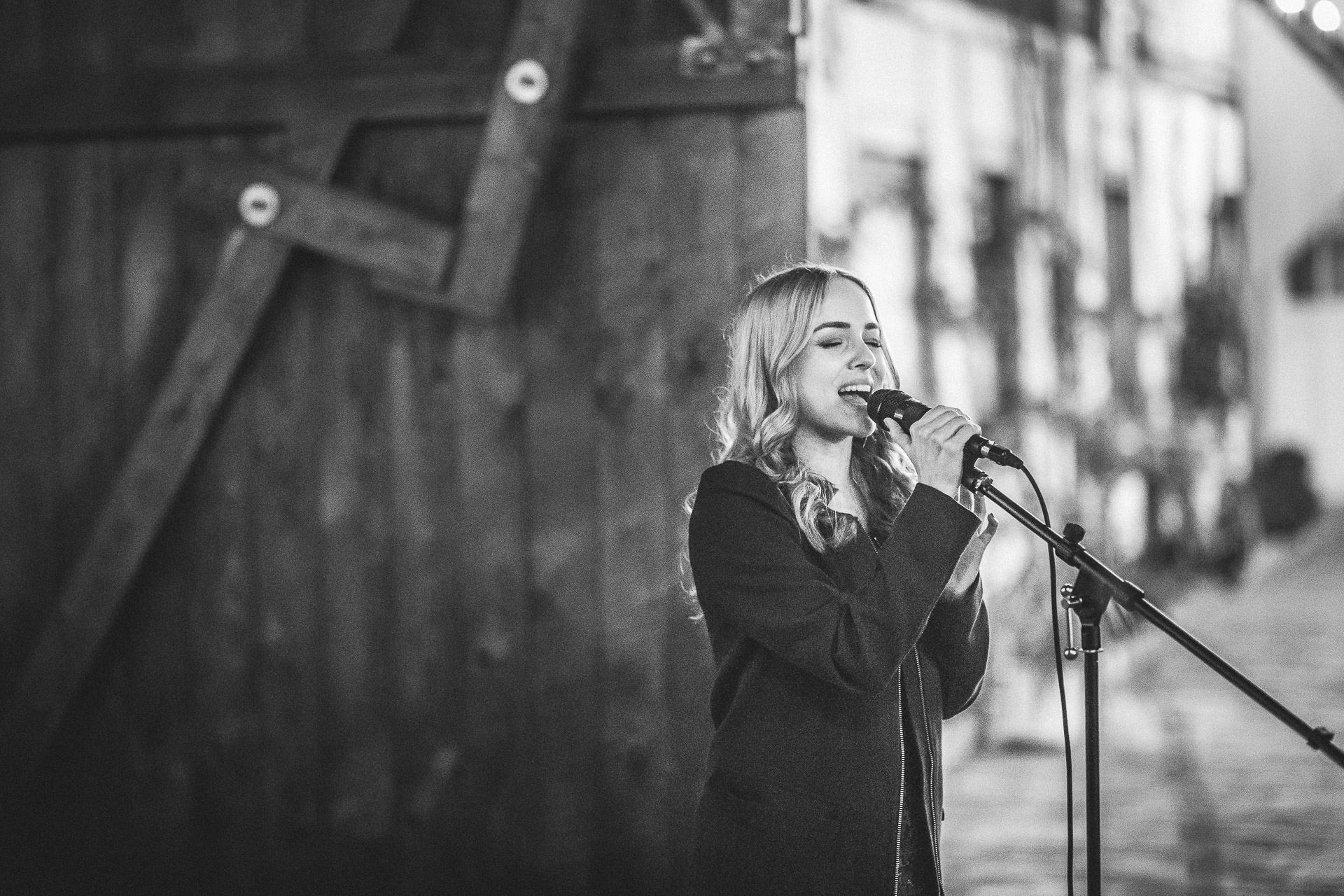 Live-Gesang auf einer Hochzeit als Geschenk für das Brautpaar.