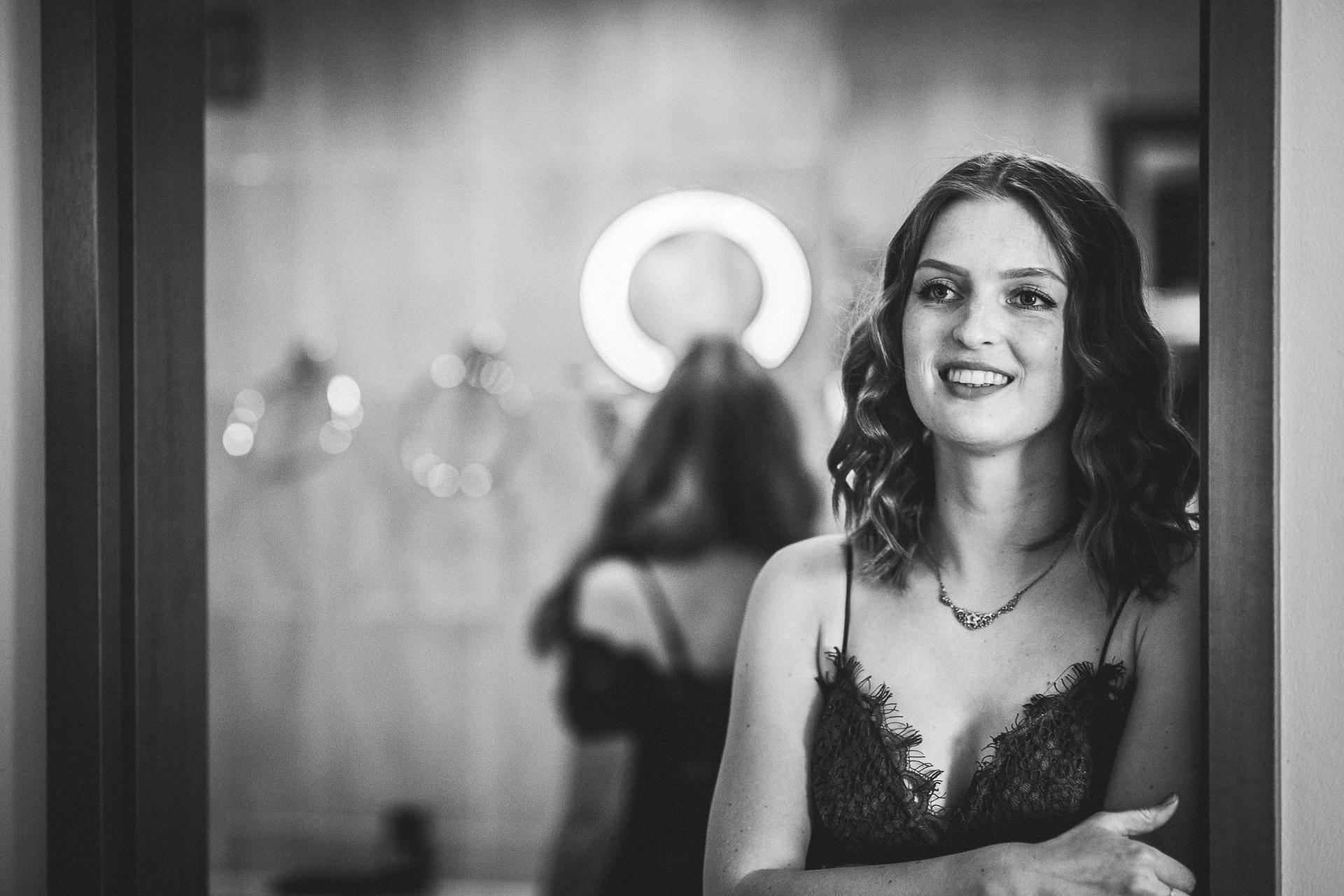 Hochzeitsfotografie - Portrait der Schwester der Braut. Glücksmomente am Hochzeitstag.