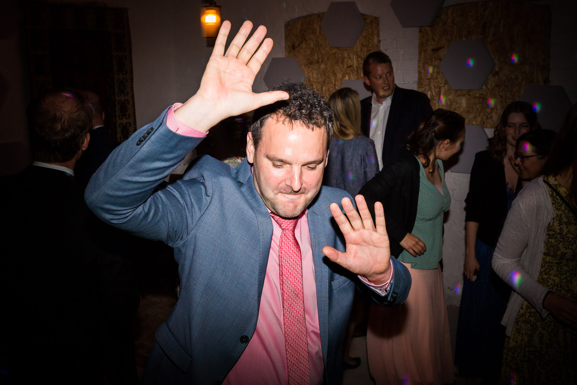 Hochzeitsgast auf der Tanzfläche. Partyfotos auf der Hochzeit.