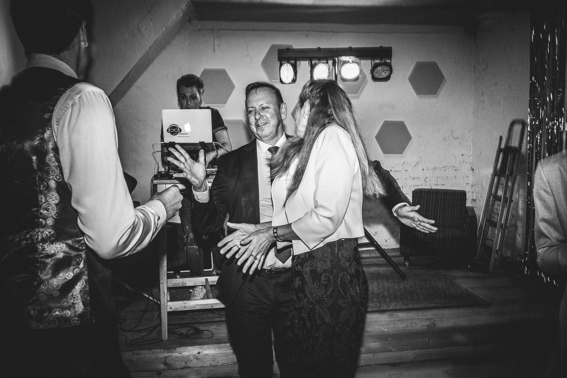 Spaß auf der Hochzeitsfeier. Reportagefotografie auf dem Hochzeitsfest.