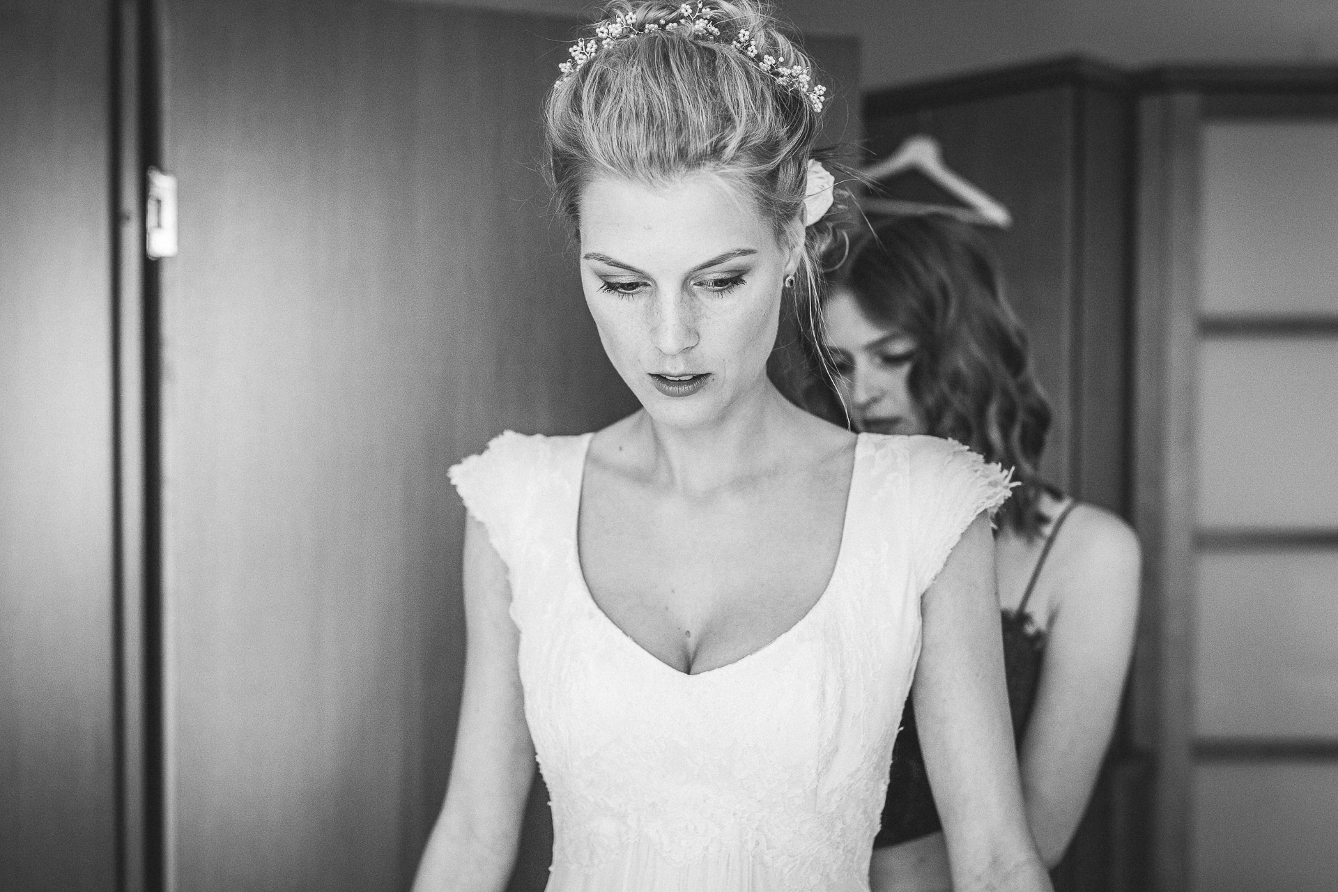 Nahaufnahme der Braut bei den Hochzeitsvorbereitungen. Als Hochzeitsfotograf in Mügeln.