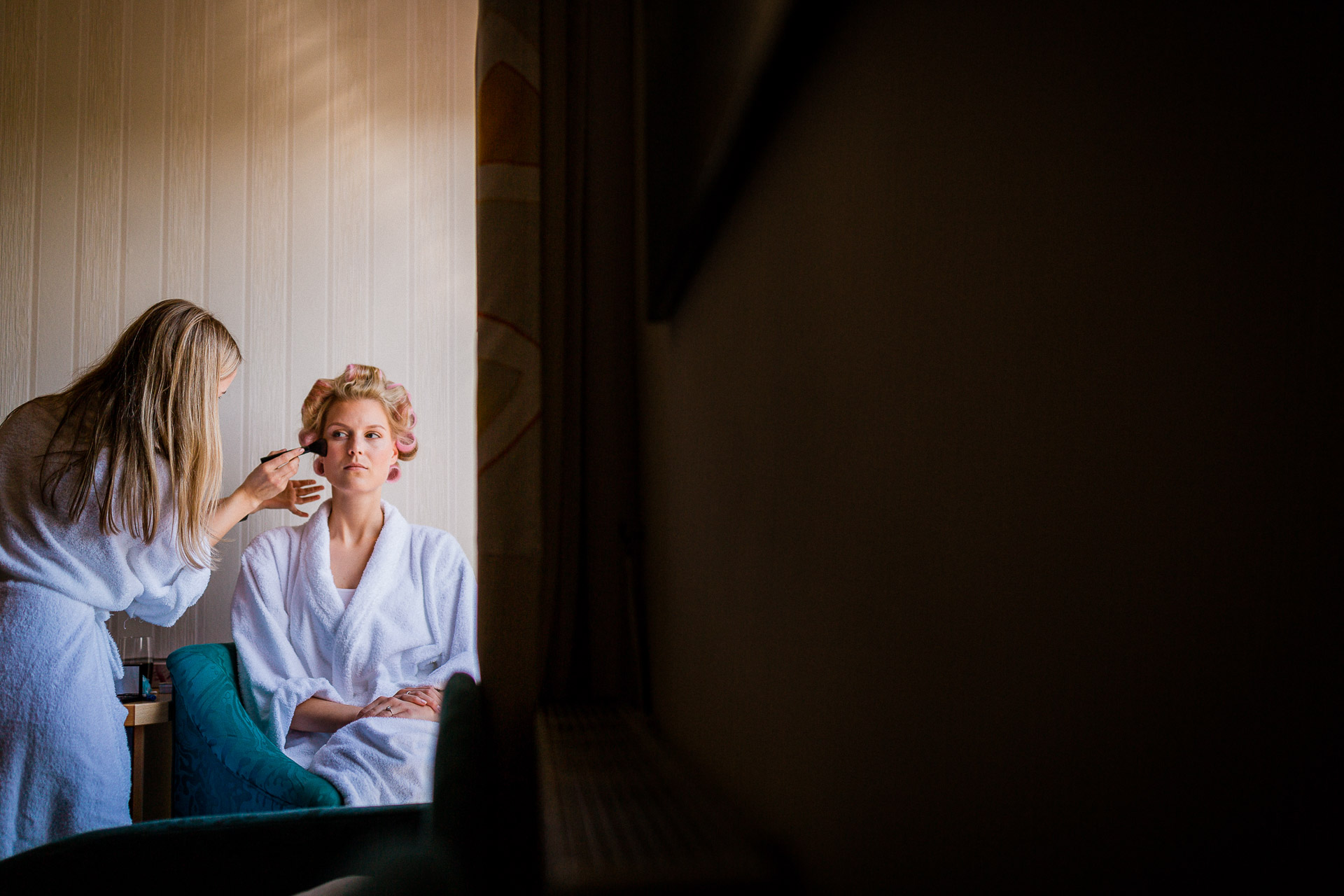 Als Hochzeitsfotograf beim Braut Getting der Ready