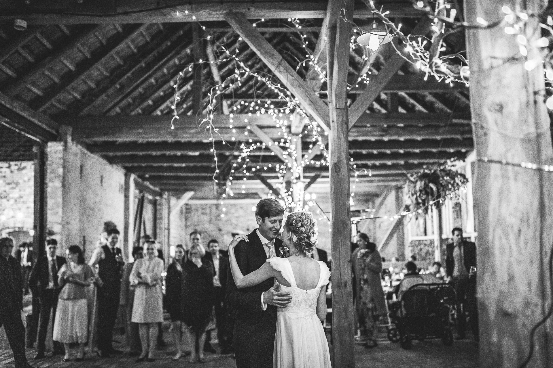 Hochzeitsfotograf beim Hochzeitstanz in der Scheune. Waldhochzeit in Mügeln.