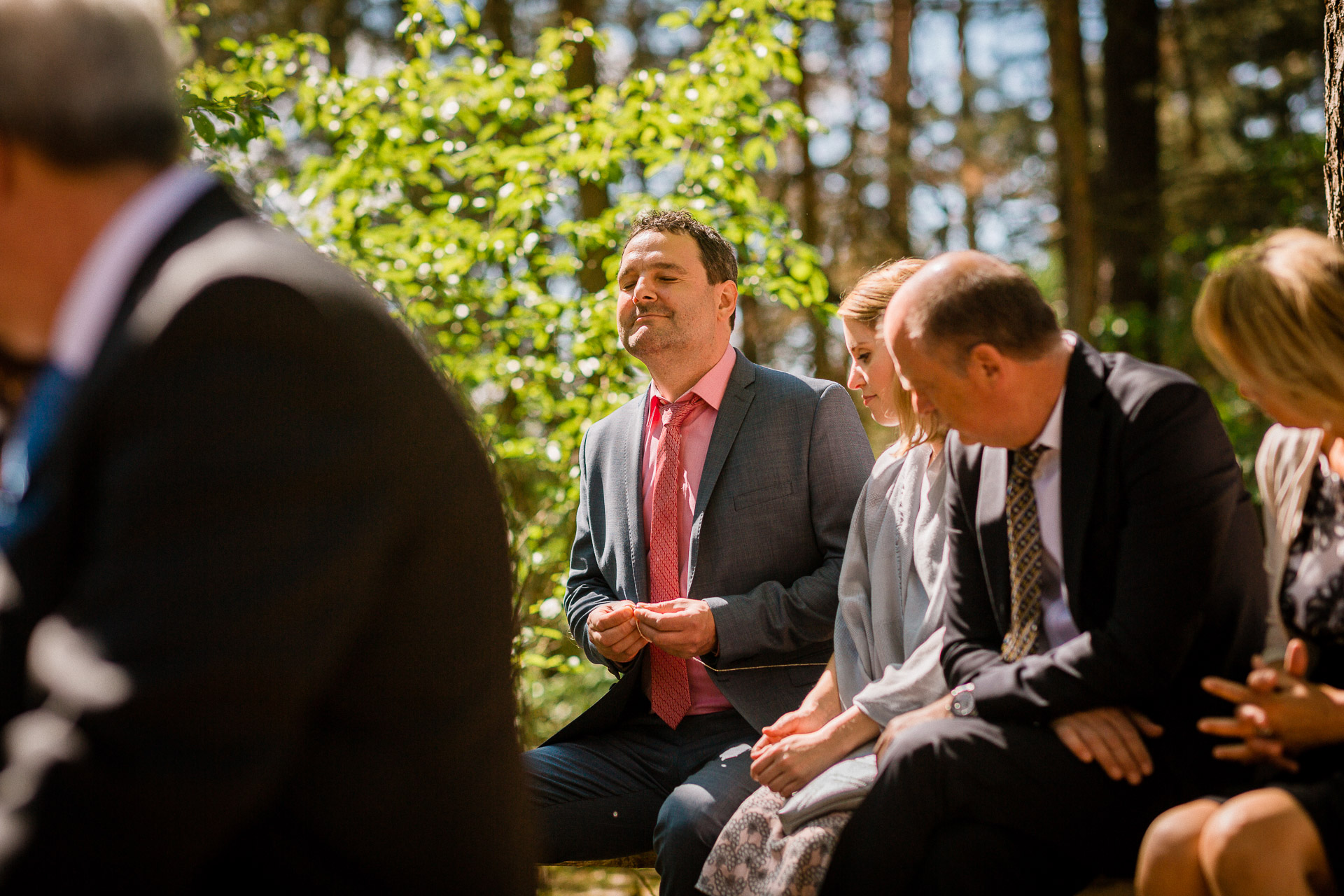 Der Hochzeitsgast hinterlässt seine Wünsche an das Brautpaar.