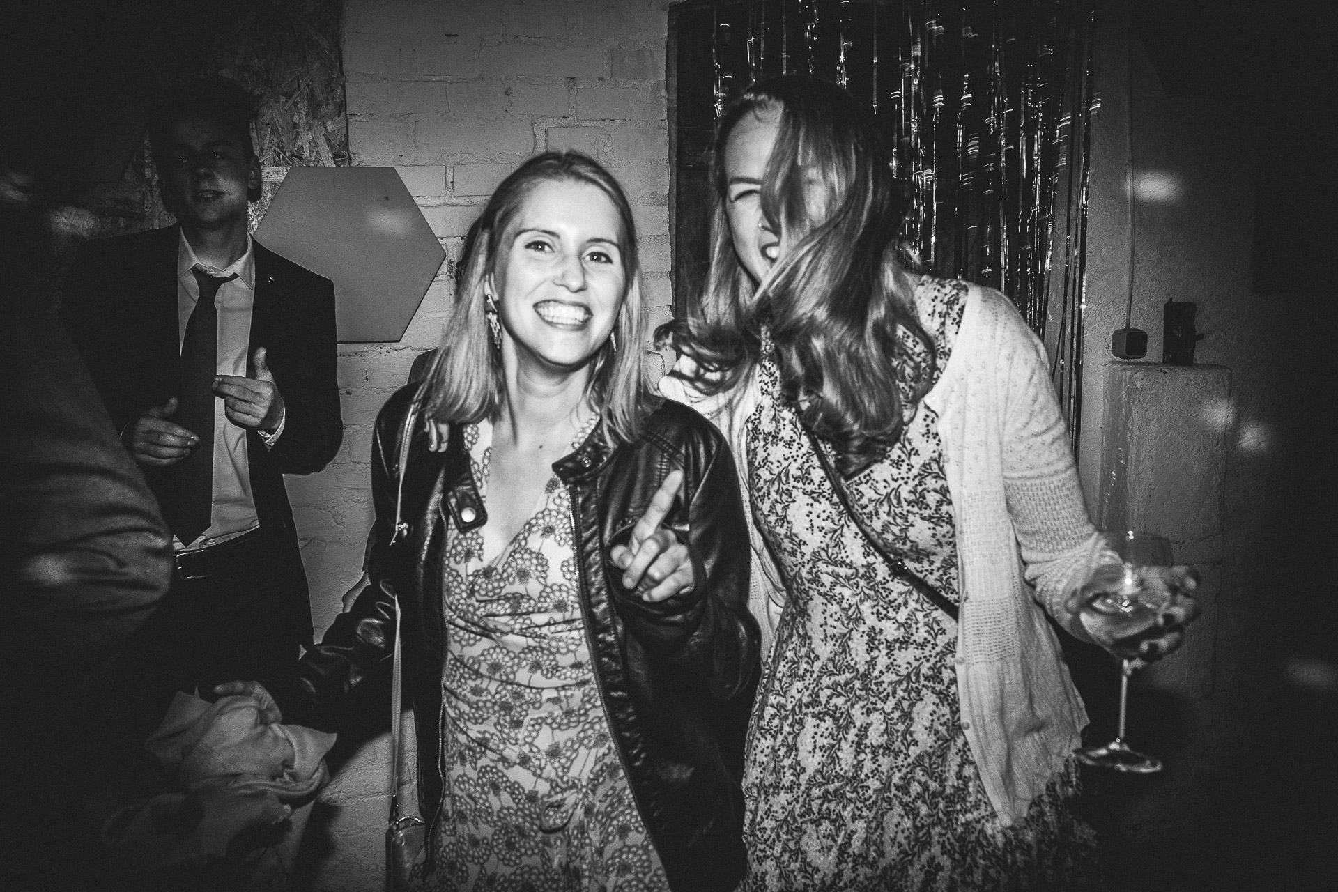 Riesenspaß auf der Hochzeitsfeier. Party auf der Tanzfläche.