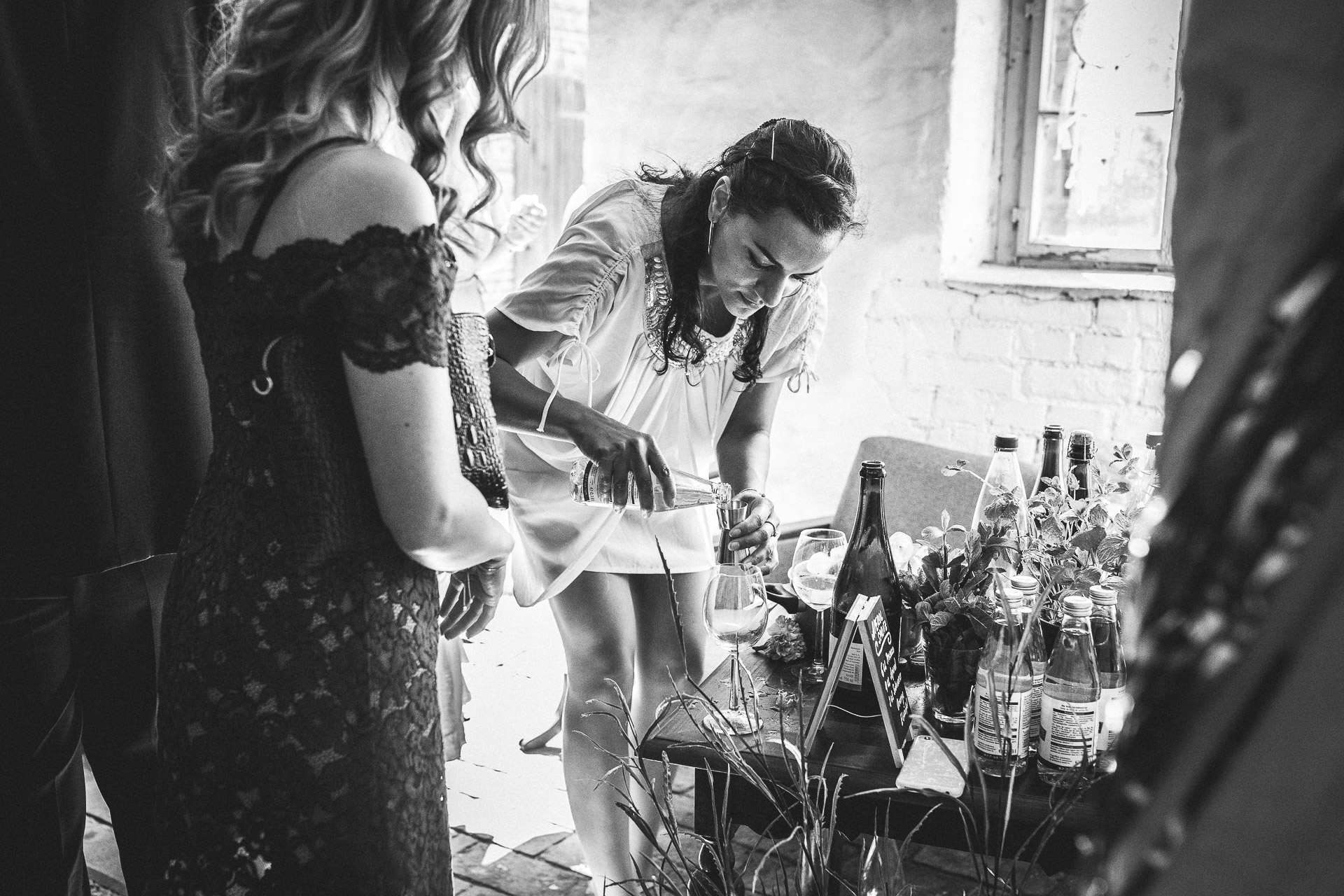 Hochzeitsgäste an der Gatränkebar