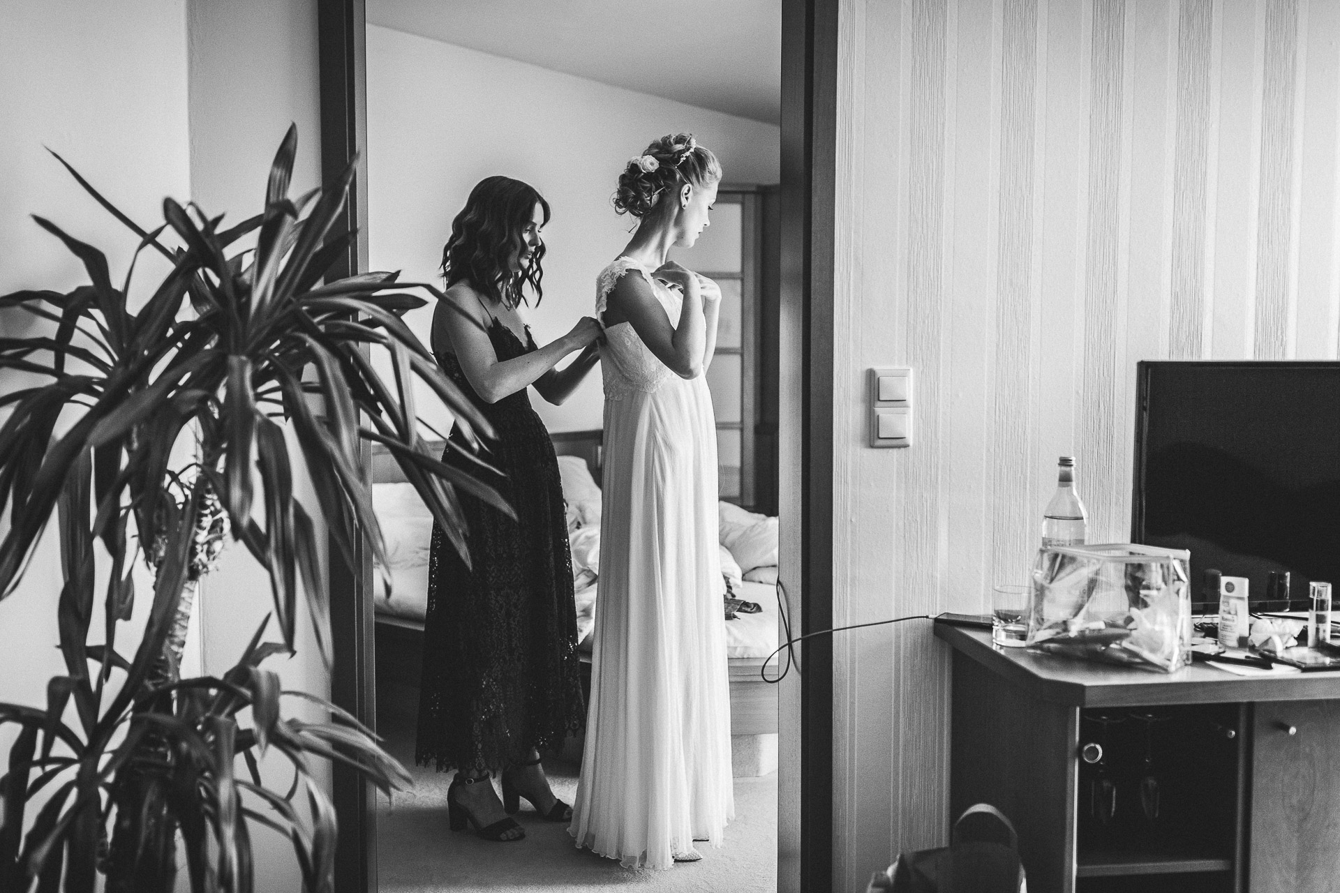 Hochzeitsbilder im Hotel. Braut mit Schwester.