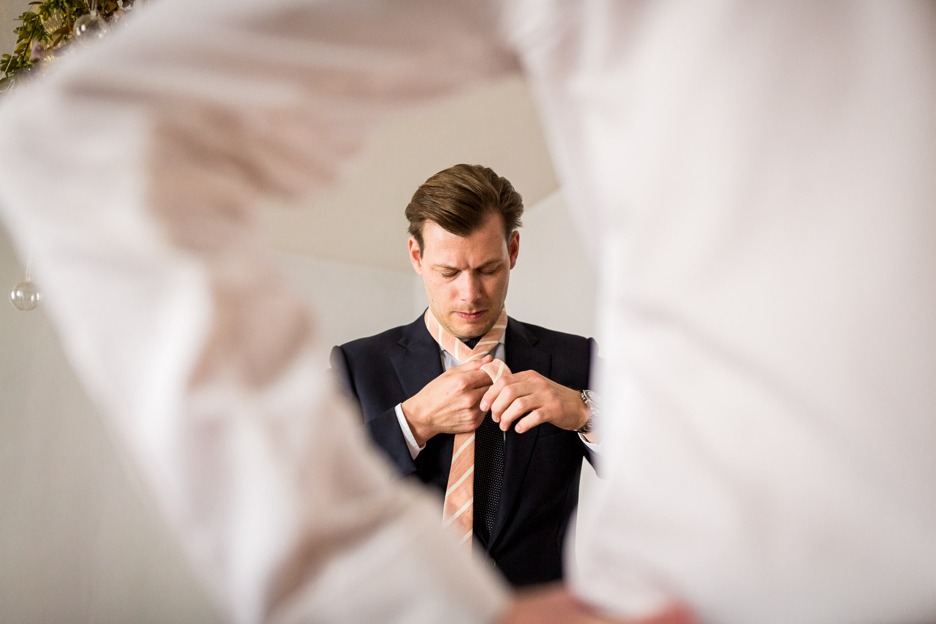 Krawatte binden bei der Hochzeit