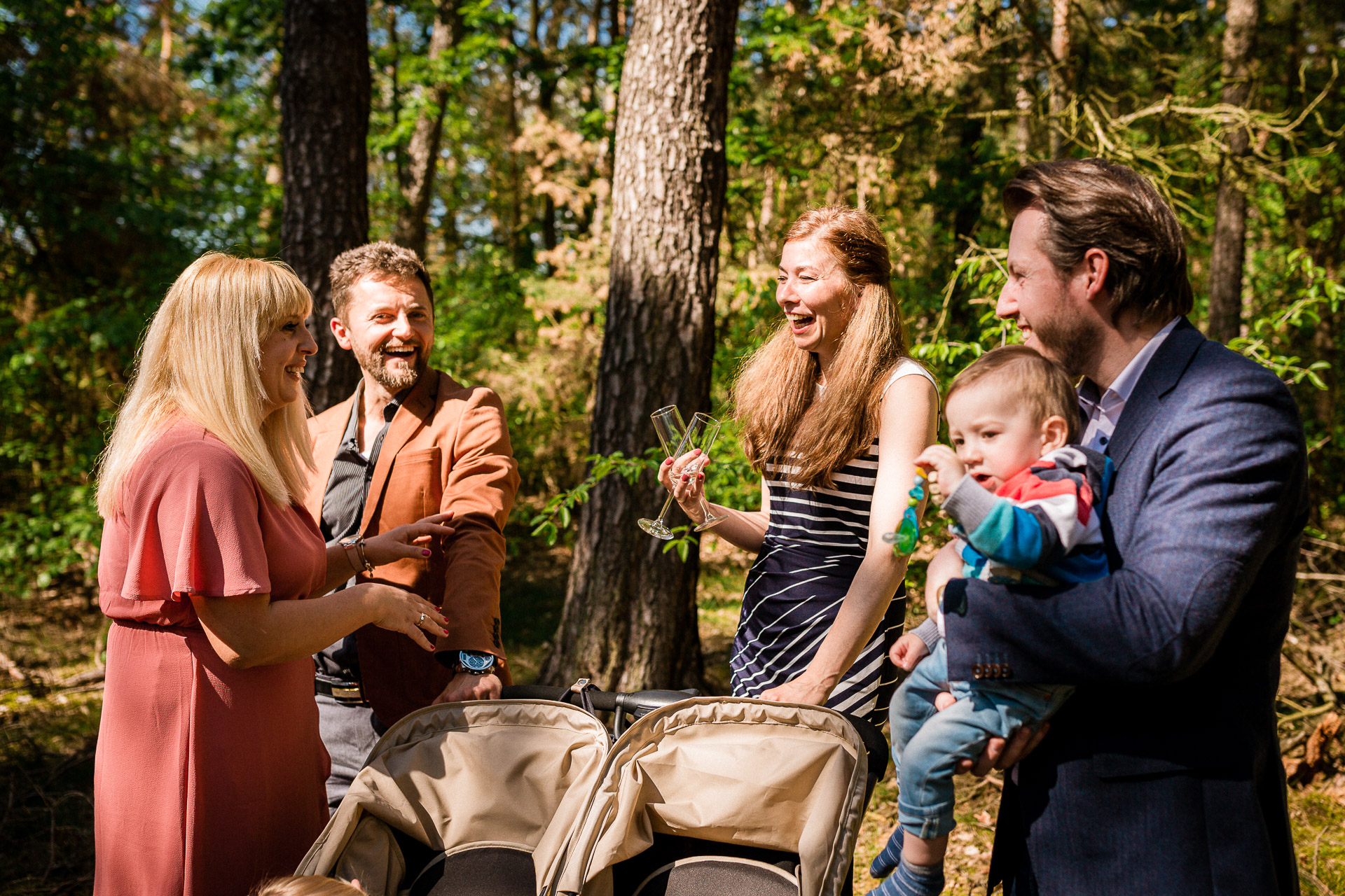 Fotoreportage: Gäste und Familie bei Waldhochzeit