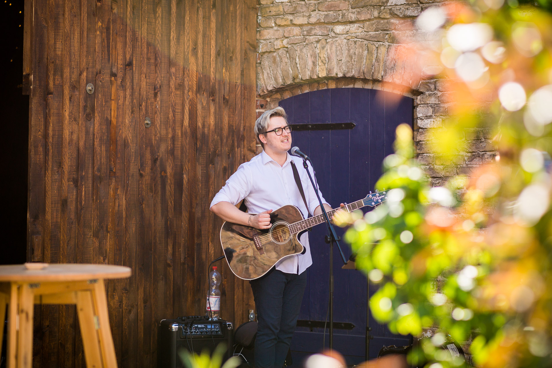 Live Musik: Sänger auf der Wald- und Scheunenhochzeit in Mügeln