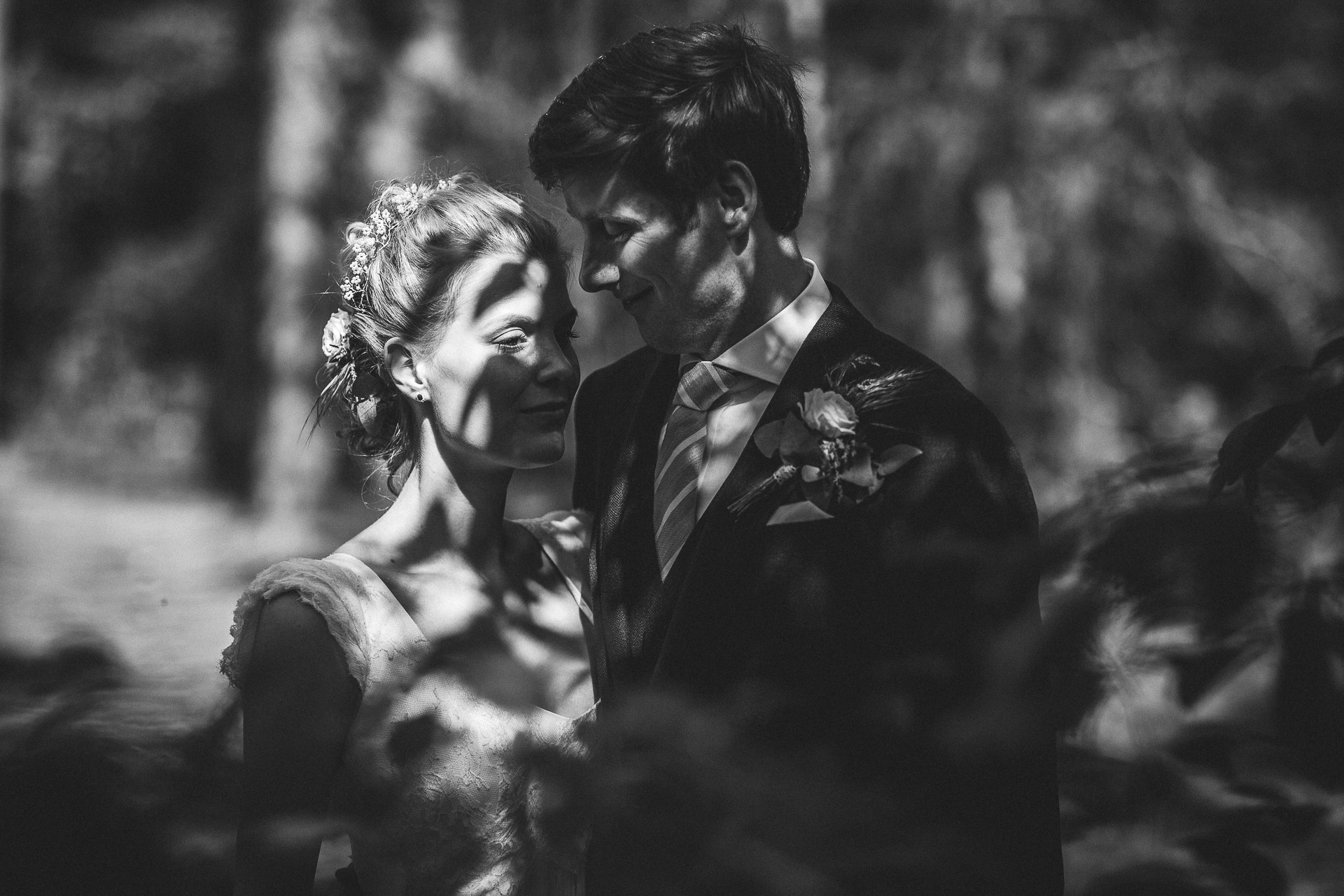 Schwarz/Weiß Portrait vom Brautpaar im Wald.