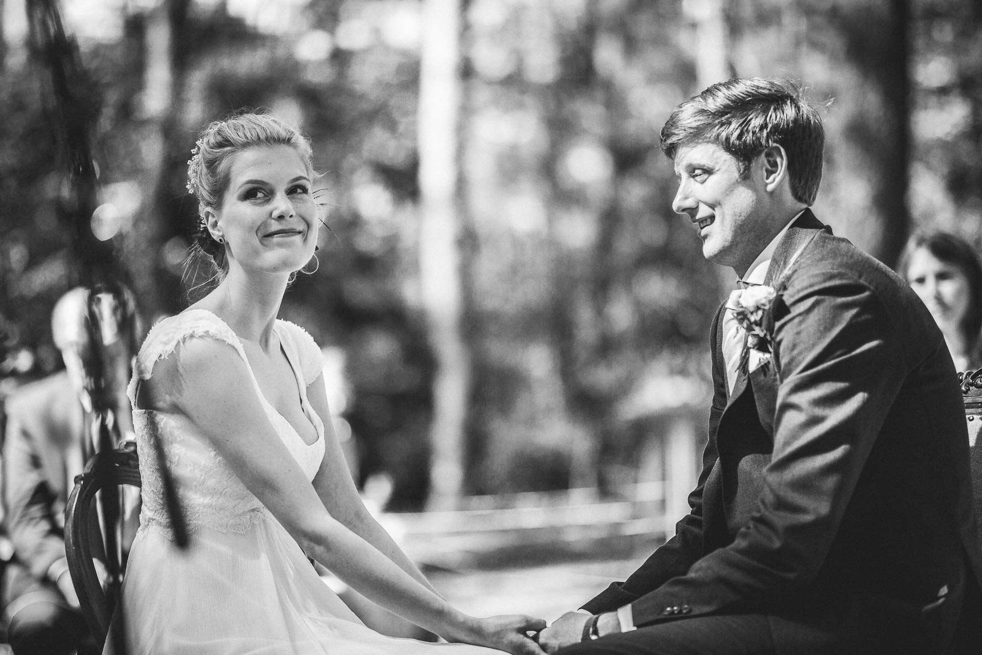 Portrait des Brautpaares während der Waldhochzeit