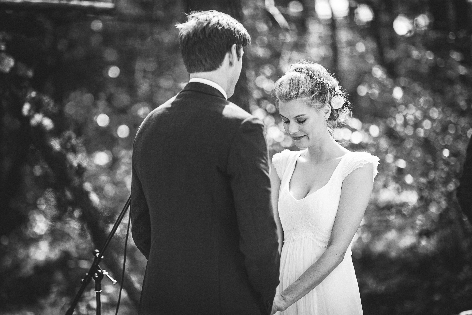 Waldhochzeit in Mügeln. Paar gibt sich das Ja-Wort.