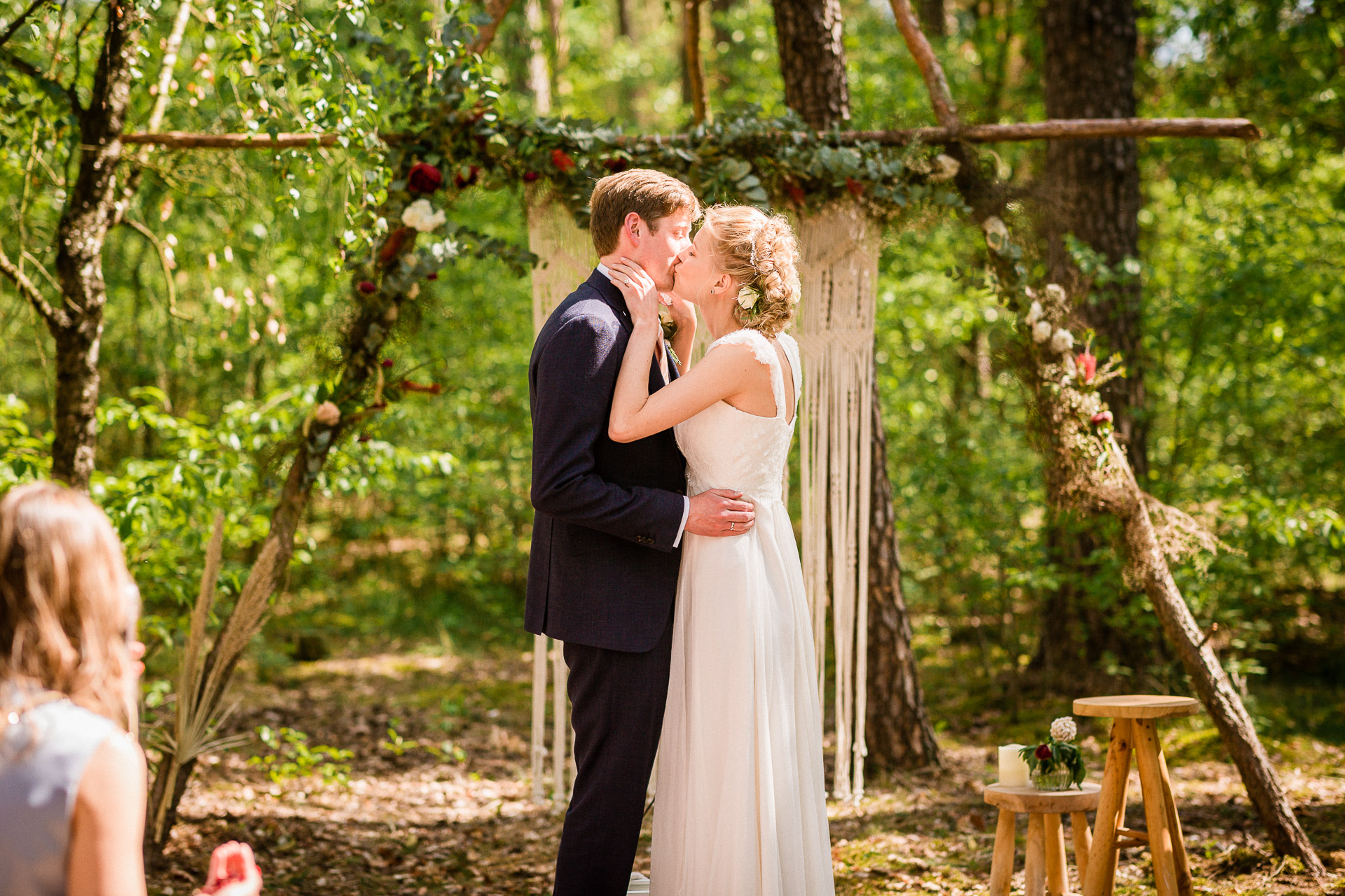 Waldhochzeit - der erste Kuss nach der Trauung im Wald
