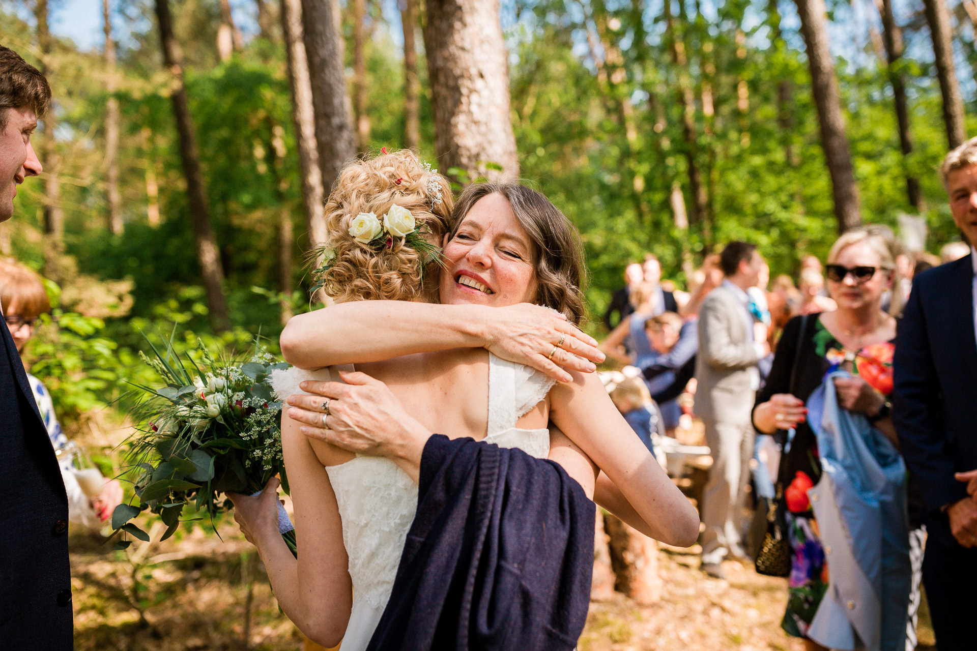 Mama gratuliert Tochter bei der Waldhochzeit in Mügeln.