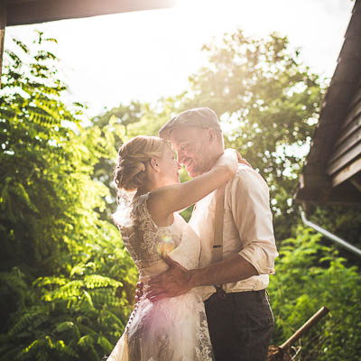 Strahlende Braut kurz vor der Trauung