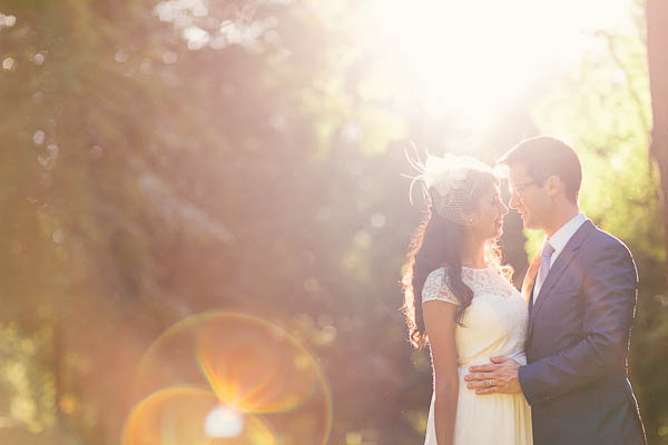 Hochzeitspaar im Gegenlicht