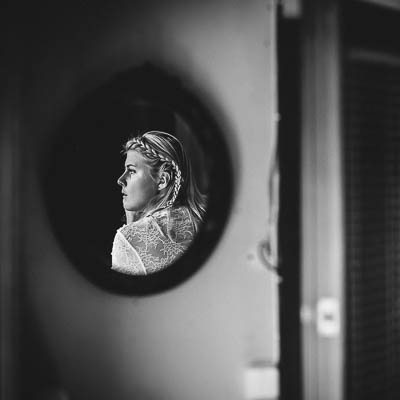 Hochzeitsfotografie beim Getting Ready. Portrait der Braut im Spiegel