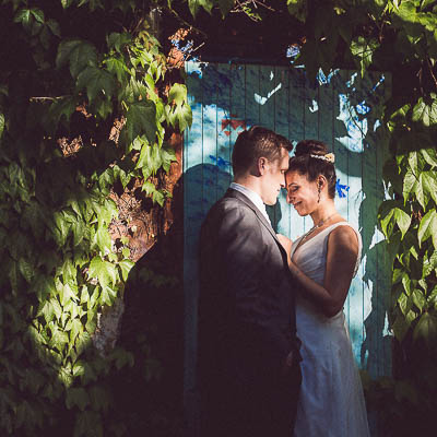 Brautpaar Portraitshooting an einer alten Scheune